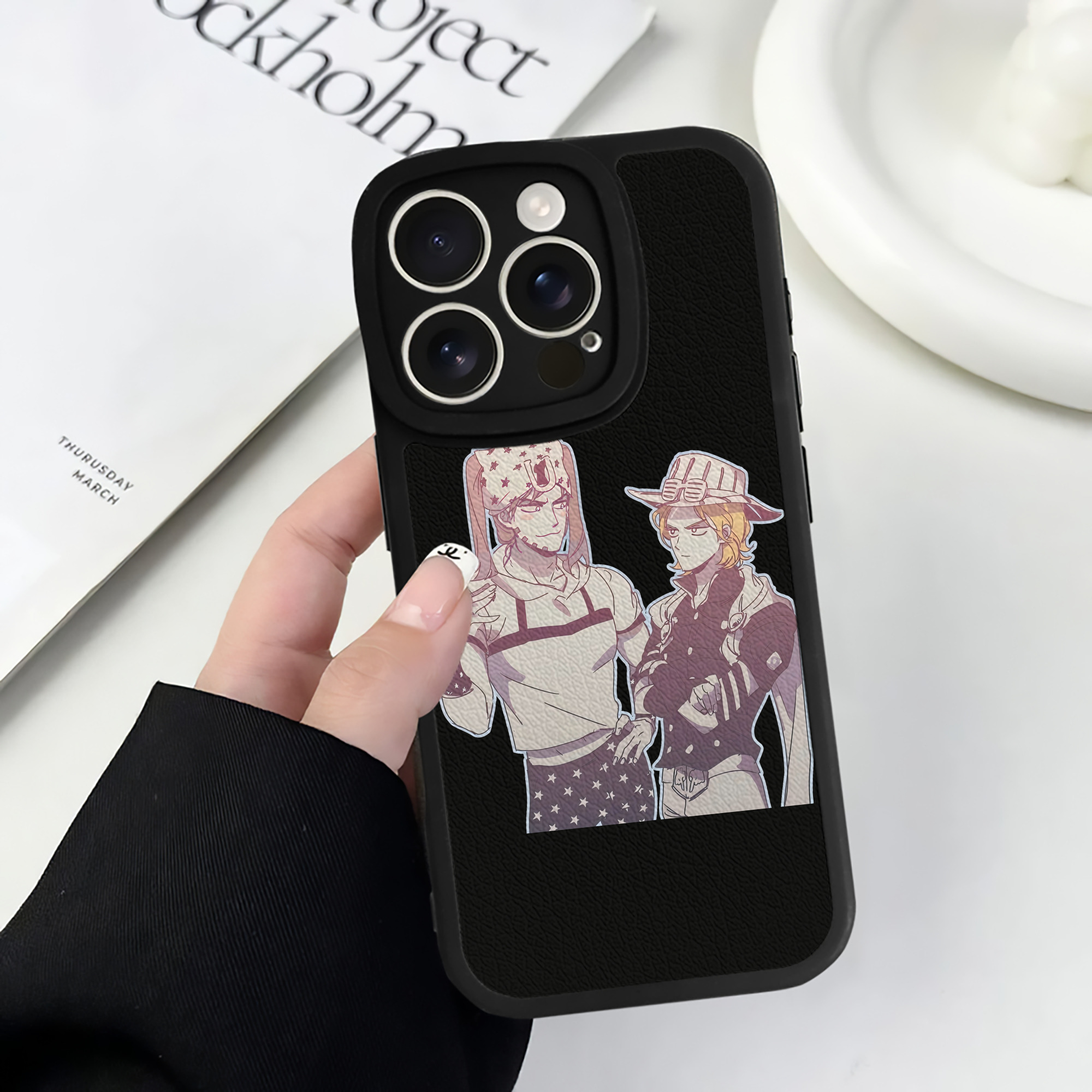 （画像用） ジョジョの奇妙な冒険 JoJo's Bizarre Adventure 【iPhone 16シリーズ対応】シリコンスマホケース（レザー調） 材質：シリコン